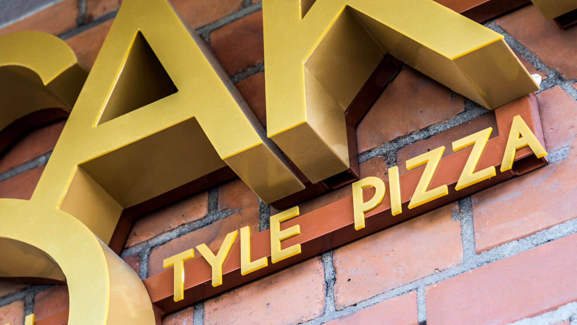 husak pizzeria - hussak-pizzeria-zlote-literature-spatial-sub-lit-type letters-on-the-wall-with-a-brick-over-the-entry-over-the-surface-mounted-over-the-wall-grunwaldzka-gdansk (14)
